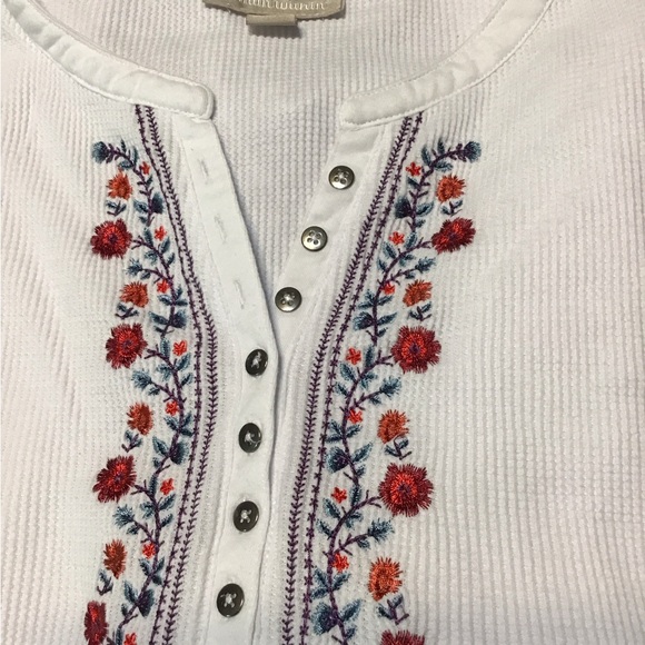 Woman’s size 4X woman, within long sleeve, pristine, white top with embroidery.R - Picture 10 of 10
